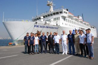 Piri Reis Üniversitesi gemisi İzmir'de