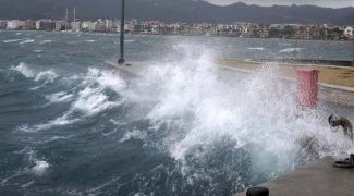 Fırtına deniz ulaşımını tamamen etkisi altına aldı