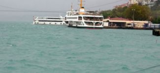 İstanbul Boğazı bir gece de renk değiştirdi