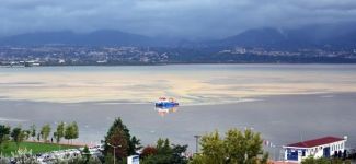 Şiddetli yağış İzmit Körfezi'nin rengini değiştirdi