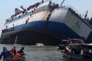 Yolcu gemisi alabora oldu