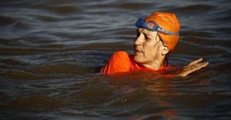 Hollandalı Büyükelçi Nil Nehri'ni yüzerek geçti