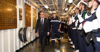 Hollande Charles de Gaulle uçak gemisini ziyaret etti