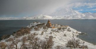 Akdamar Adası'nın güzelliği büyülüyor