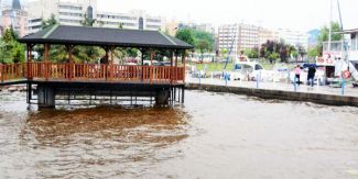 İzmit Körfezi kızıla boyandı