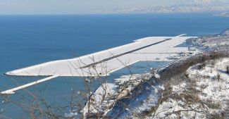 Denizdeki havalimanı beyaza büründü