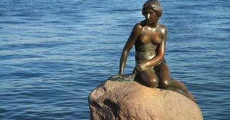 Facebook 'Küçük Deniz Kızı' heykelini sakıncalı buldu