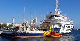 Göçmen kurtarma gemisi 'Topaz', Ege'ye demirledi