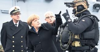 Merkel'den Donanma üssüne ziyaret