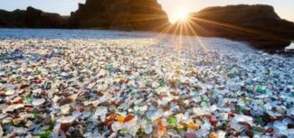 Bu kumsal camdan oluşuyor