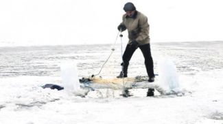 Buz tutan gölde ölümüne balık avı
