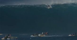 Dev dalga sörfçüyü öldürüyordu