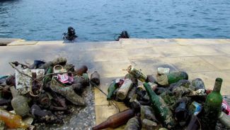 Çeşme koylarından 2 ton atık toplandı