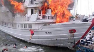 Alevler içindeki tekneden canlarını zor kurtardılar