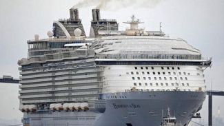 Dünyanın en büyük gemisi suya iniyor