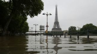 Avrupa'da etkili olan sel Louvre'u kapattırdı