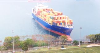 Çin'de konteyner gemisi karaya oturdu