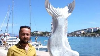 Dev balık heykeli görenleri şaşırtıyor