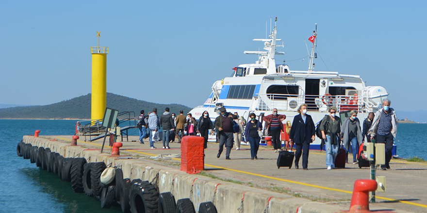 aa-20220414-27562146-27562143-midilli-adasindan-ayvalika-25-ay-sonra-ilk-turist-kafilesi-geldi.jpg