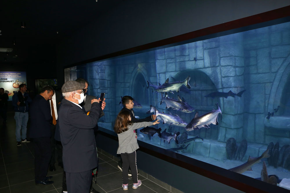 aa-20220519-27914224-27914221-trabzonda-tarihi-vadilerin-arasindaki-tunel-akvaryum-ziyarete-acildi.jpg