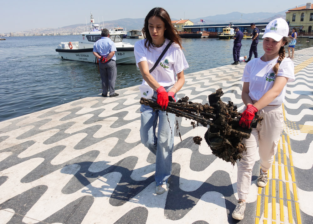 aa-20220622-28223727-28223726-atiksiz-korfez-icin-izmir-korfezinde-deniz-temizligi-yapildi.jpg