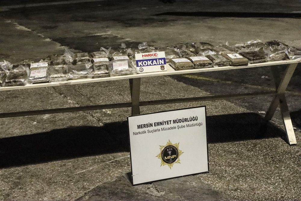 aa-20221005-29070249-29070245-mersin-uluslararasi-limaninda-48-kilo-800-gram-kokain-ele-gecirildi.jpg