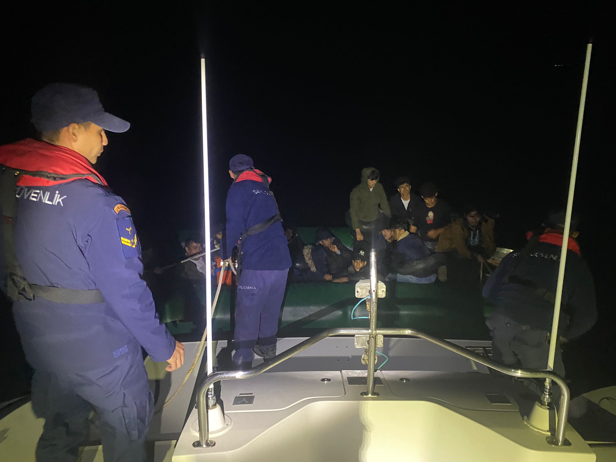 aa-20221027-29263352-29263347-izmir-aciklarinda-103-duzensiz-gocmen-yakalandi-7-duzensiz-gocmen-kurtarildi.jpg