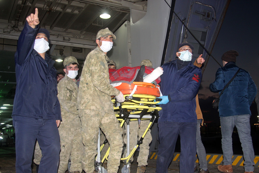 aa-20230208-30226705-30226693-depremde-yaralanan-156-kisi-tcg-iskenderun-gemisiyle-mersine-sevk-edildi.jpg