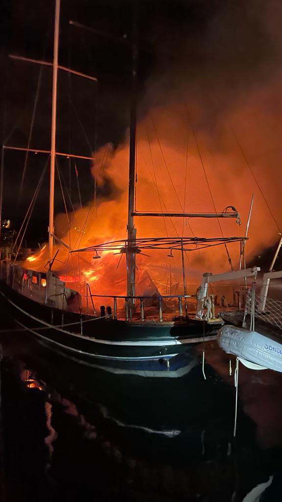 aa-20230220-30356991-30356988-bodrumda-cikan-yanginda-4-teknede-hasar-olustu.jpg