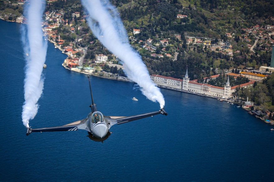 aa-20230425-30961445-30961437-msb-istanbul-uzerinde-selamlama-ucusu-yapan-hava-kuvvetleri-ucaklarinin-fotograflarini-paylasti.jpg