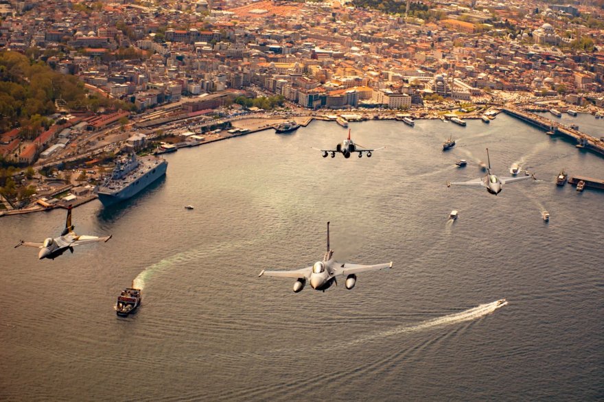 aa-20230425-30961445-30961443-msb-istanbul-uzerinde-selamlama-ucusu-yapan-hava-kuvvetleri-ucaklarinin-fotograflarini-paylasti.jpg