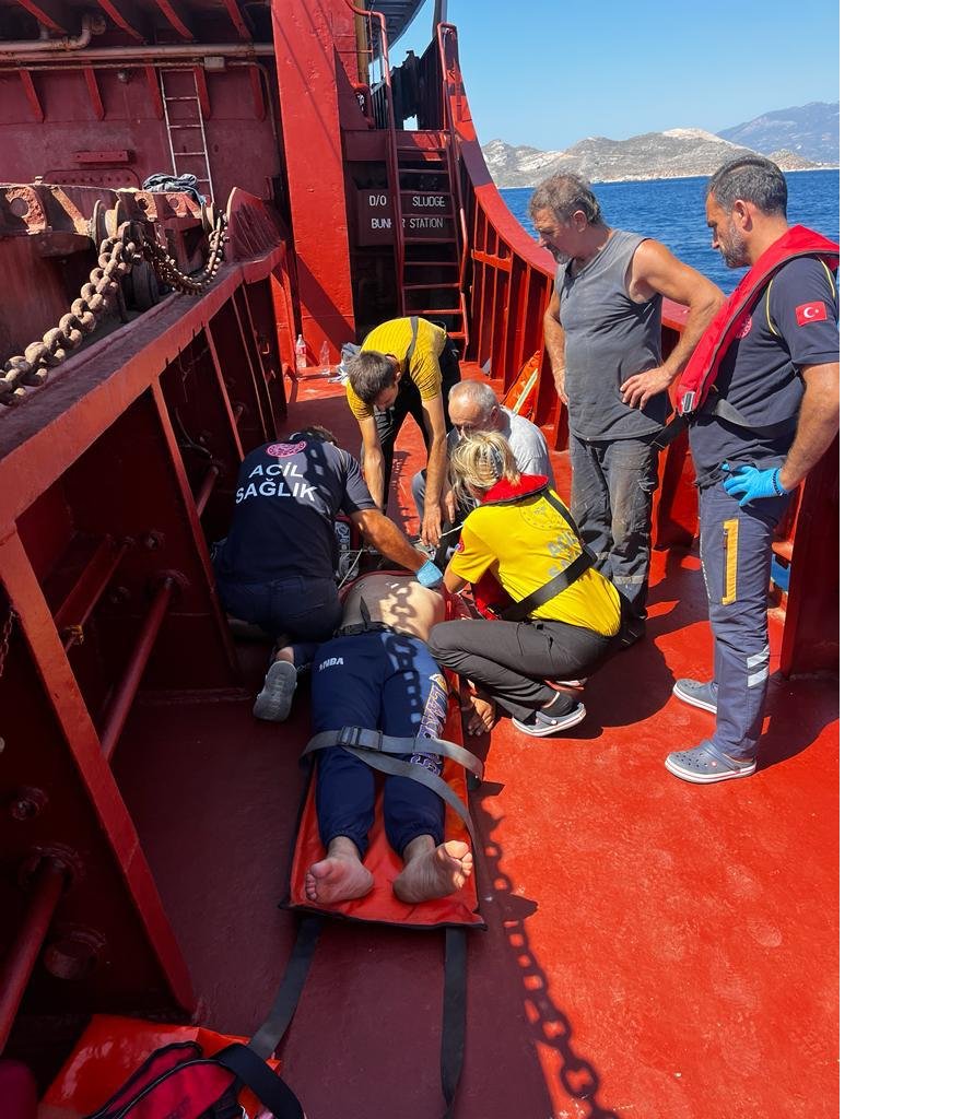 aa-20230918-32180254-32180252-antalya-aciklarindaki-gemide-rahatsizlanan-kisiye-tibbi-tahliye.jpg