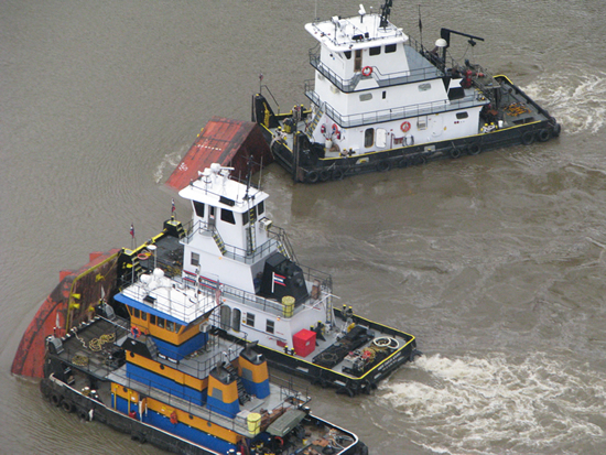 barge_sink_missisiphi_550.jpg