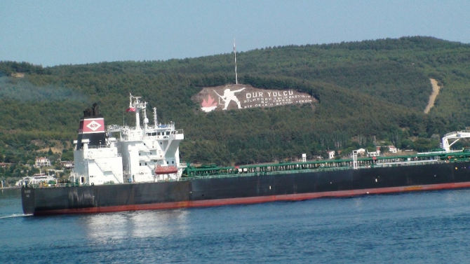 canakkale-bogazindan-gecen-300-metrelik-dev-tankeri-gecisi-sirasinda-001.jpg