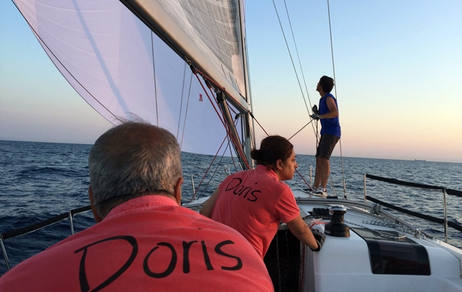 doris-teknesi-balon-ve-ana-yelken-ile-seyir-yaparken.jpg doris-teknesi-balon-ve-ana-yelken-ile-seyir-yaparken.jpg