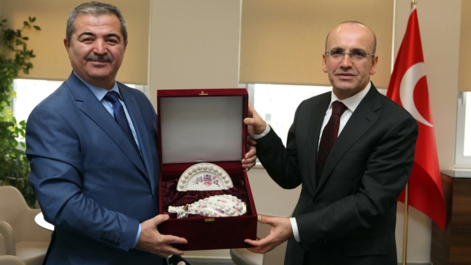 plaket-takdimi-mehmet-simsek.jpg