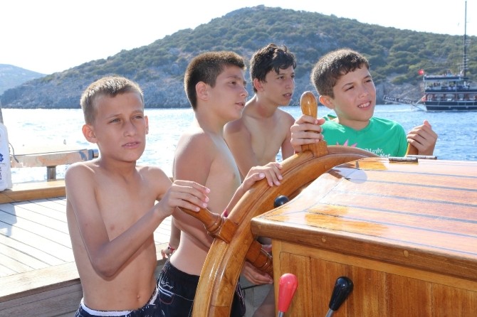 somali-cocuklar-sts-okul-gemisi-ile-bodrum-koylarini-dolasti_19f20be.jpg